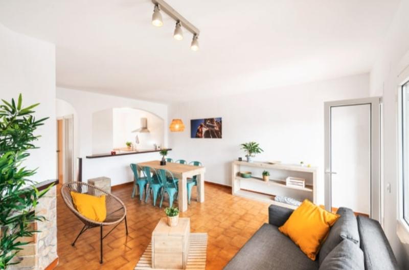 de moderne kamer in de accommodatie op zomerkamp spanje watersportvakantie