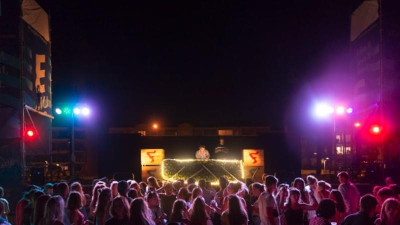 het feest met dj in de nacht op zomerkamp spanje watersportvakantie