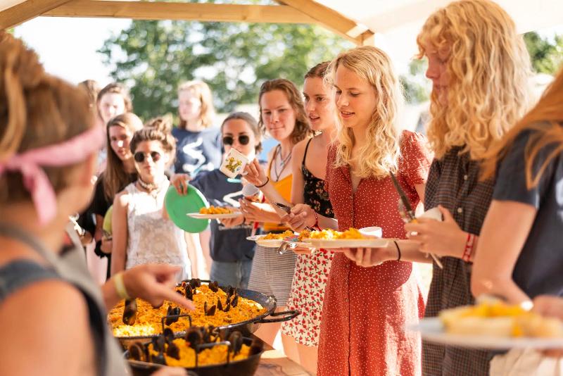 lekker eten tijdens een surfkamp 16 jaar