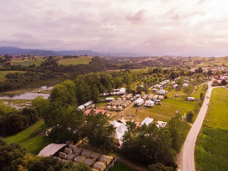 een luchtfoto van het kamp tijdens een surfkamp 16 jaar