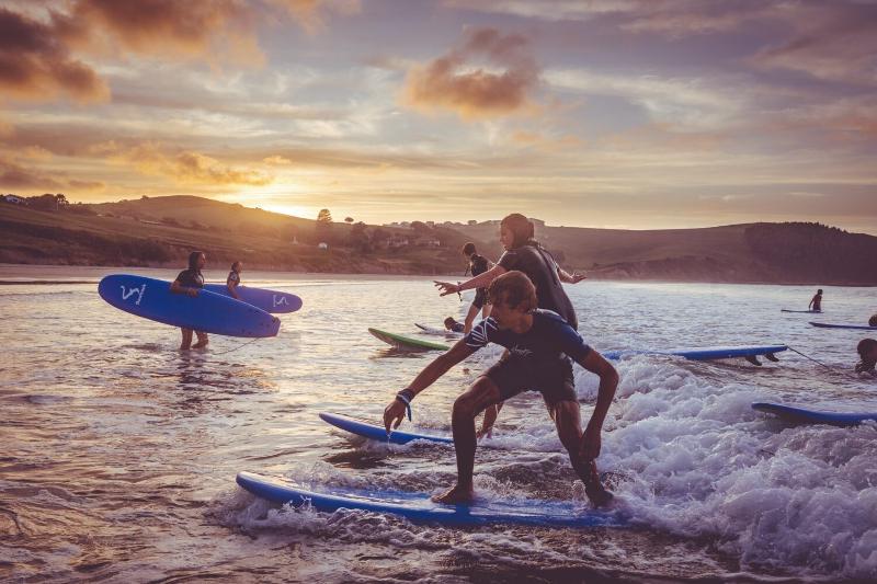 lekker surfen tijdens een surfkamp 16 jaar