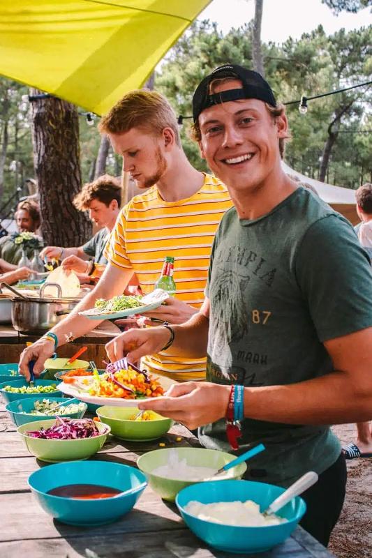 jongens ide ten pakken tijdens hun surf vakantie