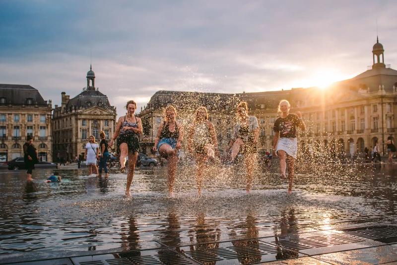 maak nieuwe vrienden tijdens een surfkamp Frankrijk 16 jaar
