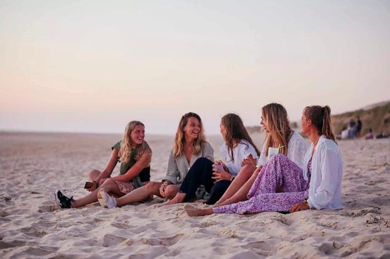 vriendinnen op het strand tijdens een surfkamp Frankrijk 16 jaar