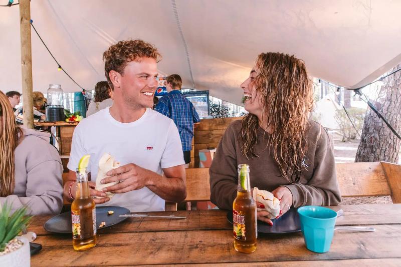 twee mensen lachen tijdens een surfkamp Frankrijk 16 jaar