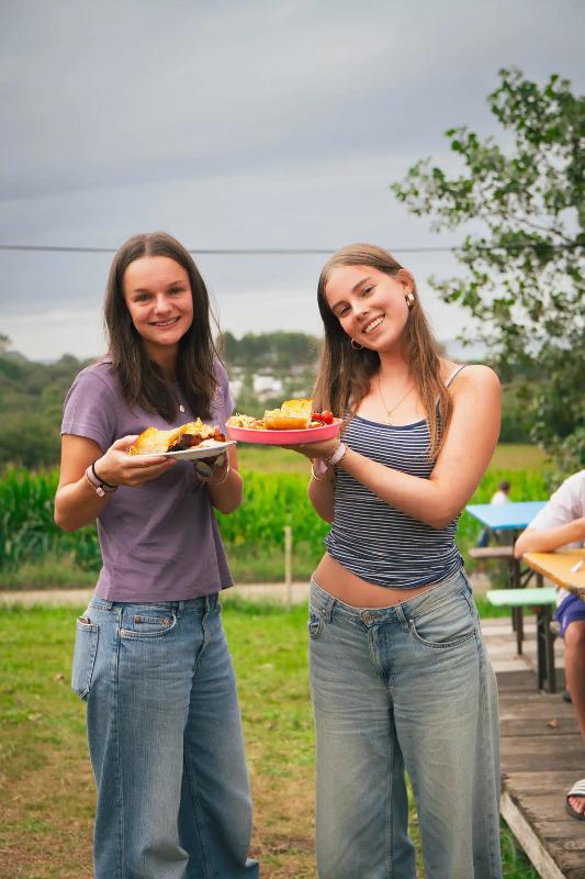 Meiden op een surfvakantie Spanje