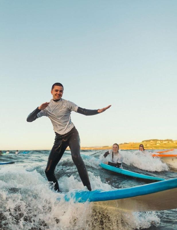 Jongeren aan het surfen op een surfvakantie Spanje