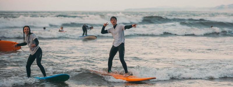 Jongeren aan het surfen op een surfvakantie Spanje
