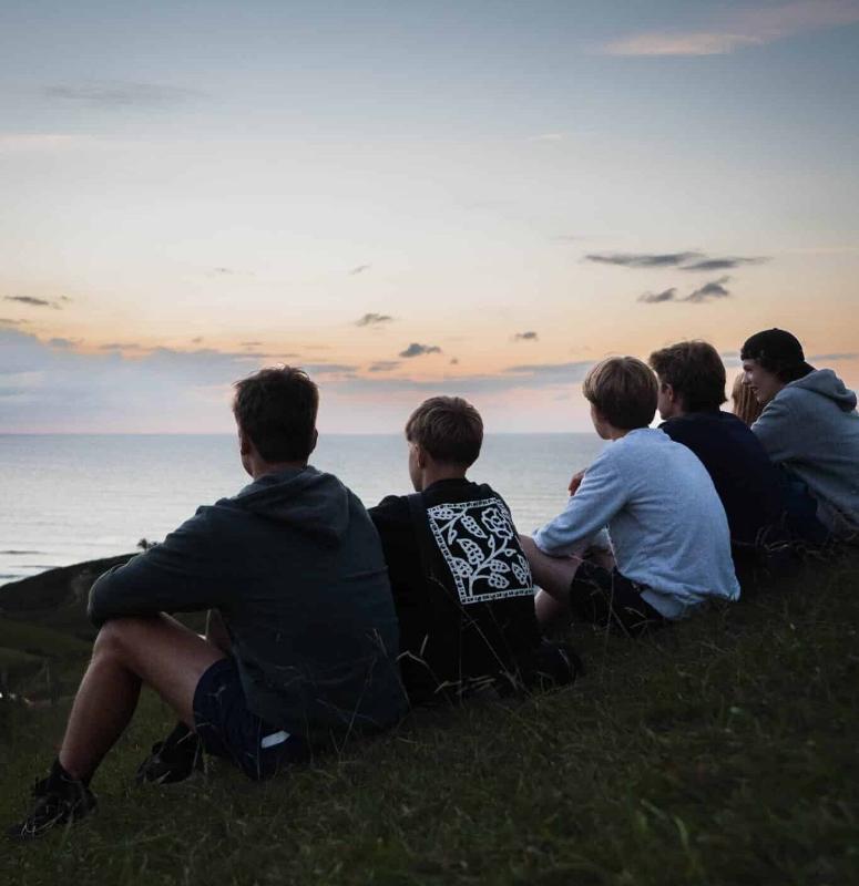 Jongens kijken naar het uitzicht