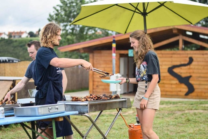 Op surfkamp in Spanje wordt barbeque gegeten.