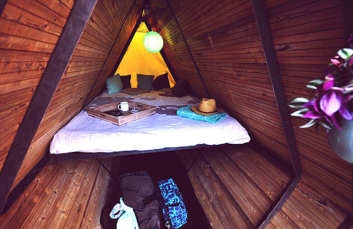 Een bed in een gezellige sheddie tijdens een jongerenreis spanje surfkamp