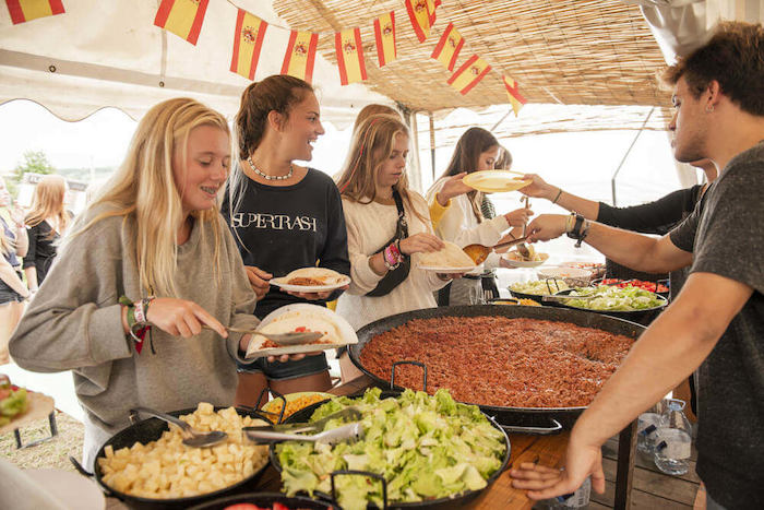 Jongeren eten lekker gezond tijdens een jongerenreis spanje surfkamp