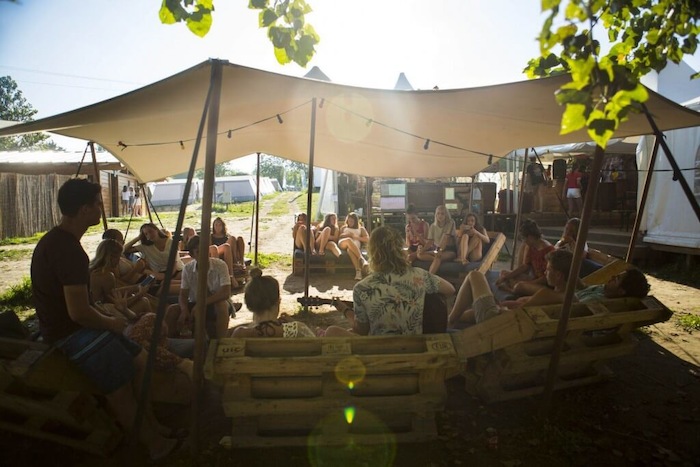 Jongeren chillen en luisteren naar muziek tijdens een jongerenreis spanje surfkamp