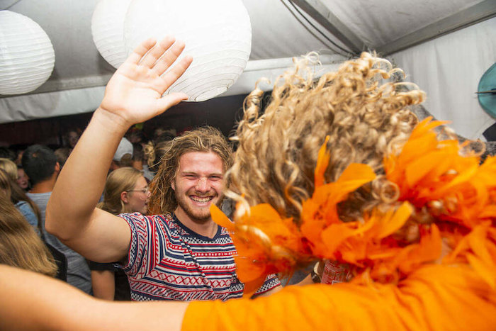 Twee jongens tijdens het feest tijdens een jongerenreis spanje surfkamp