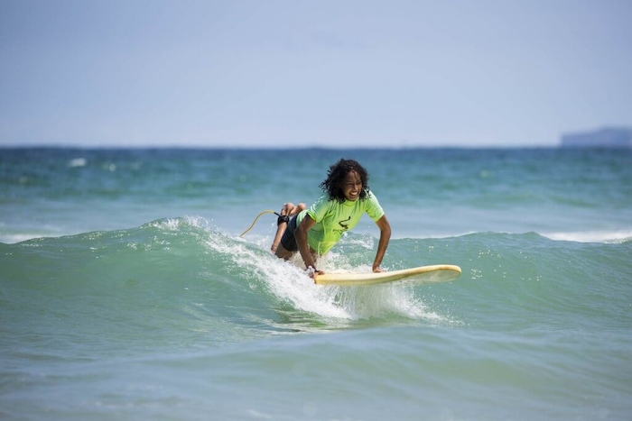 Jongeren surfen over de golven van Spanje tijdens een jongerenreis spanje surfkamp