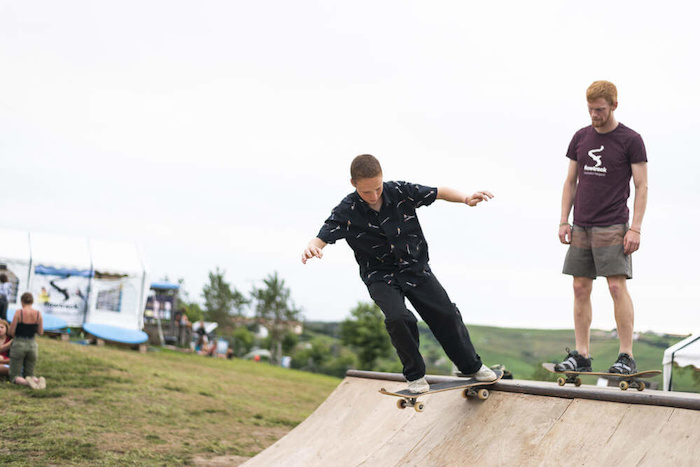 Jongeren skateboarden tijdens een jongerenreis spanje surfkamp