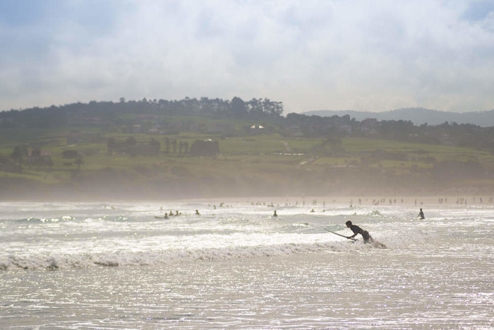 Het mooie landschap en de zee van Spanje tijdens een jongerenreis spanje surfkamp
