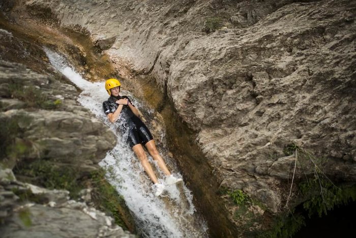 Jongen tijdens het canyoning op watersport vakantie in Spanje.