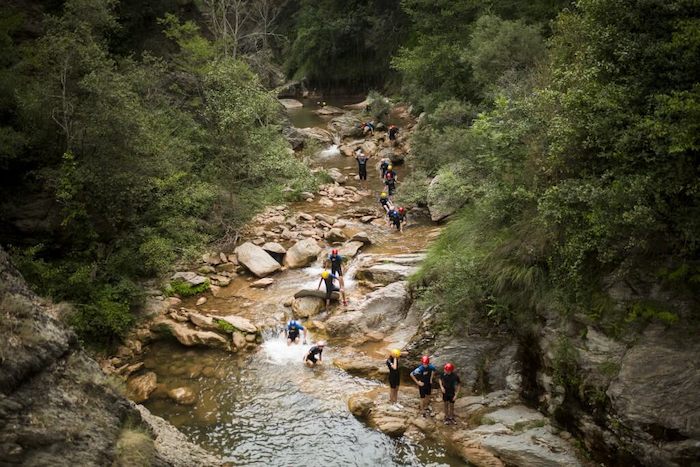 Een groep jongeren tijdens het canyoning in Spanje tijdens een watersport vakantie