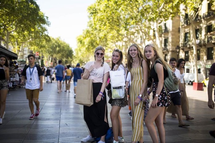 Meisjes shoppen tijdens hun citytrip in Spanje tijdens een watersport vakantie