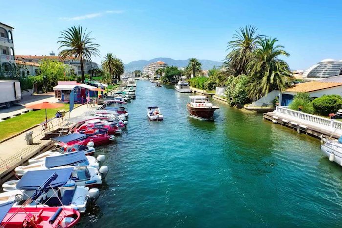 Tijdens de watersport vakantie in Spanje ga je bootje varen.