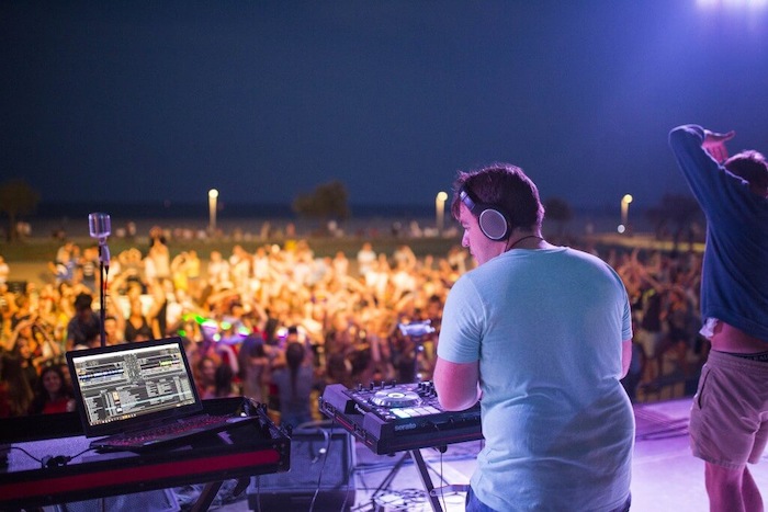 Dj bouwt een feestje tijdens de watersport vakantie.