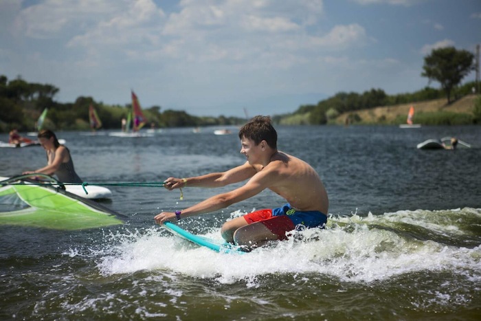 Jongen vliegt over het water op vakantie in Spanje tijdens een watersport vakantie