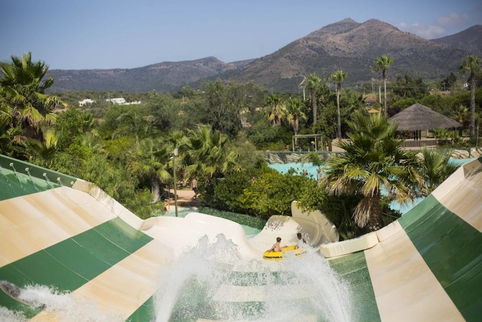Jongeren spelen in het waterpretpark in Spanje tijdens een watersport vakantie