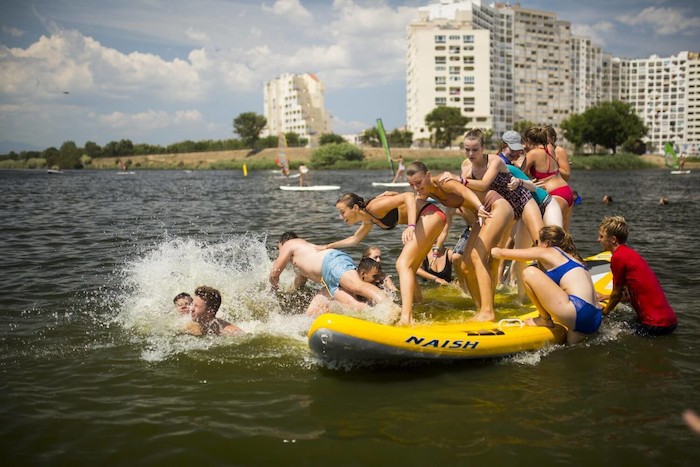Jongeren suppen over het water tijdens de watersport vakantie in Spanje.