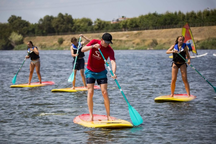 Jongeren paddlen tijdens de watersport vakantie in Spanje.