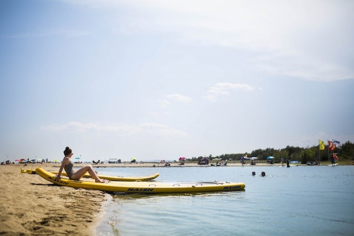 Een meisje chilt op een XL sup bij het meer in Spanje tijdens een watersport vakantie