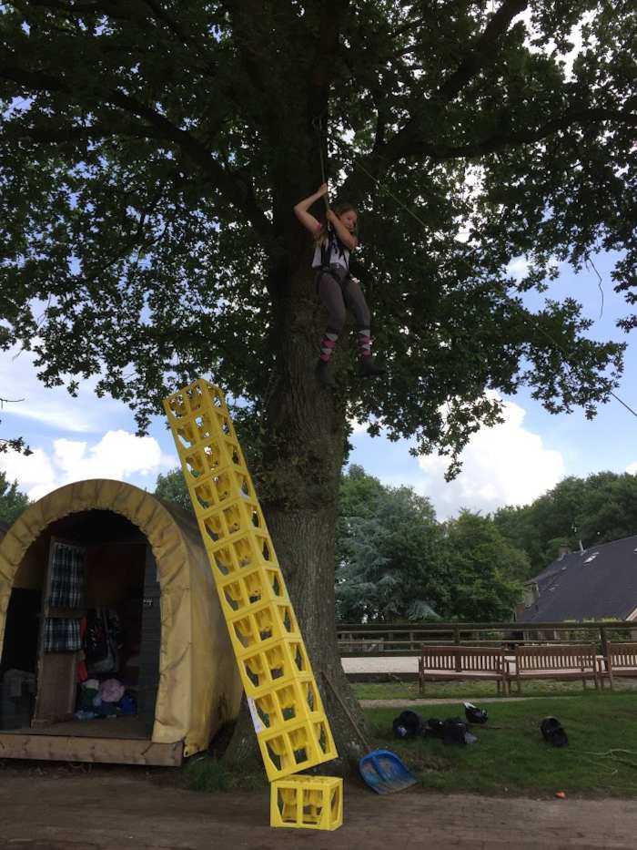 Blokken vallen om tijdens een survivalkamp