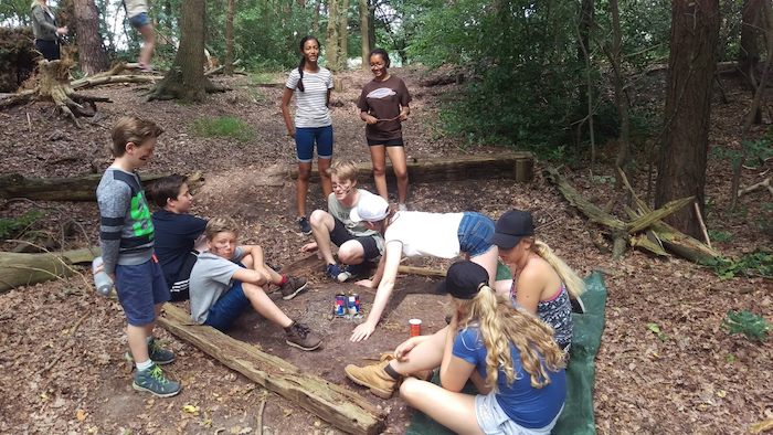 Kinderen op bivak tijdens een survivalkamp