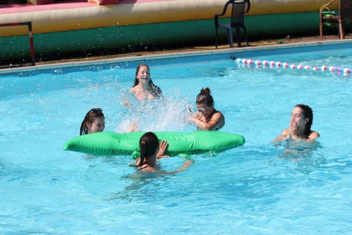 Kinderen spelen in het zwembad op zomerkamp kinderen