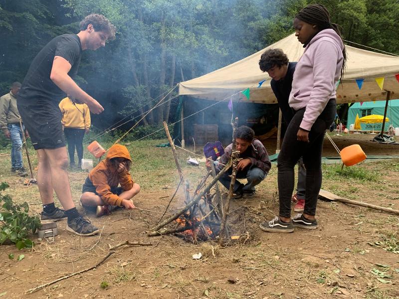 Jongeren proberen zelf vuur te maken op survivalkamp Nederland