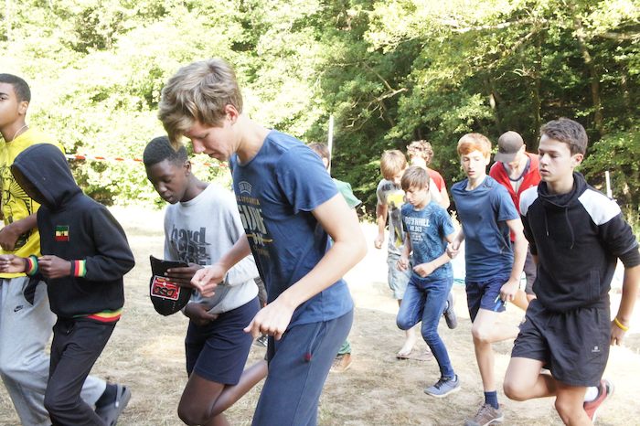 Deelnemers spelen groepsspel op vakantiekamp
