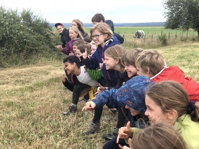Kinderen beleven een plezierige tijd en trekken gekke bekken tijdens een Outdoorkamp in de Ardennen