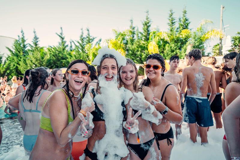 Schuimparty op de jongerenreis Albufeira