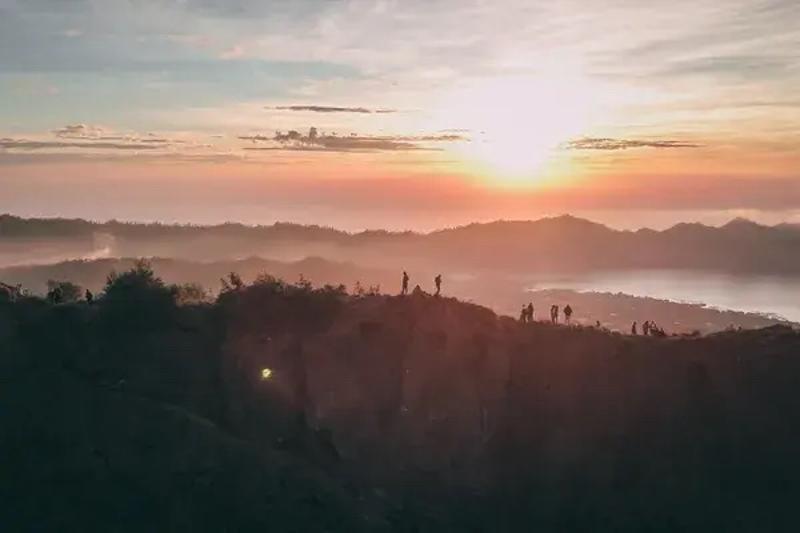 een mooie zonsondergang tijdens een groepsreis azie