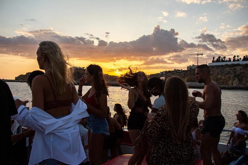 Een bootfeest op de jongerenreis naar Albufeira
