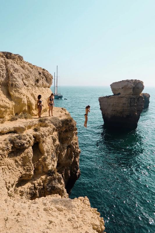 Meiden die cliffjumpen op jongerenreis naar Albufeira