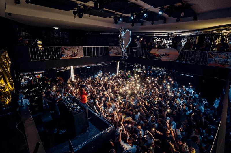 De party in de club op jongerenreis in Albufeira