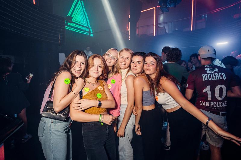 Dames in een club op jongerenreis in Albufeira