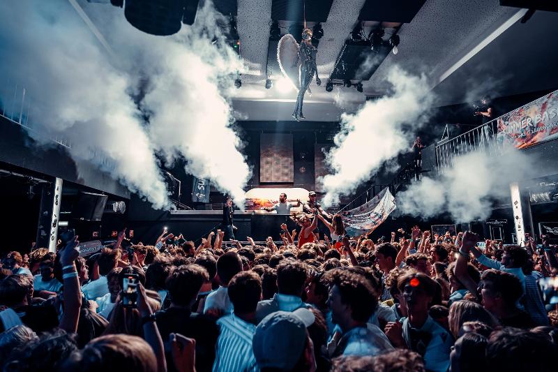 Jongeren aan het dansen in de club op jongerenreis naar Albufeira