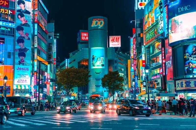 Een stadsaanzicht in een grote stad in Japan tijdens de groepsreis Azië