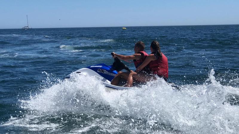 Jongeren op een jetski op jongerenreis in Algarve