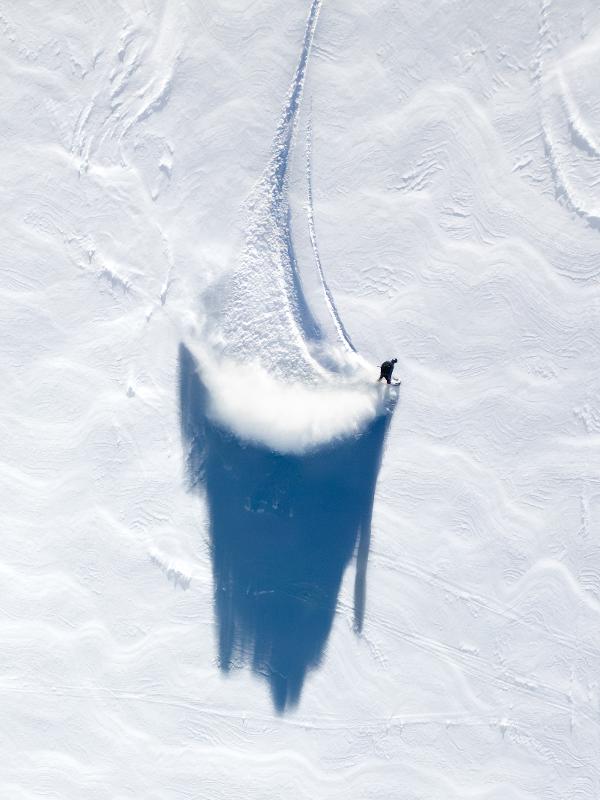 Een skiër op een witte piste op jongeren skivakantie