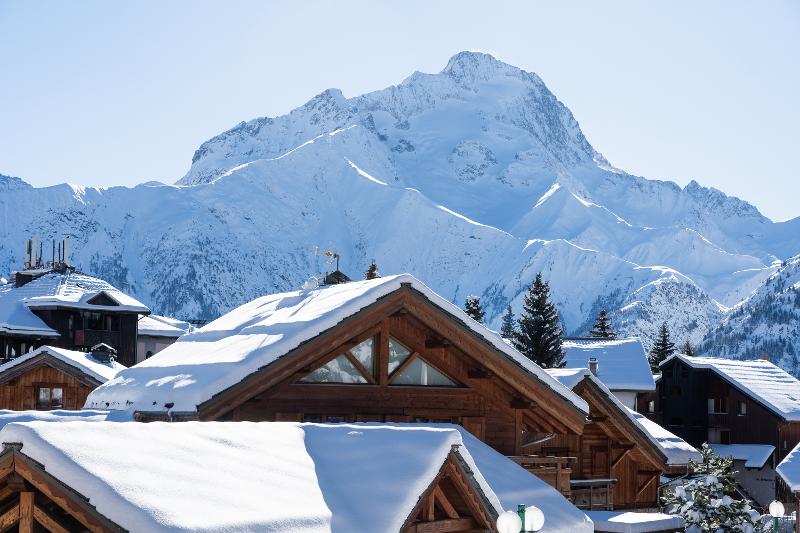 Besneeuwde daken in Les Deux Alpes op jongeren skivakantie