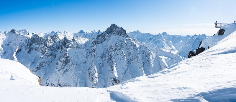 De besneeuwde bergen van Les Deux Alpes op jongeren skivakantie