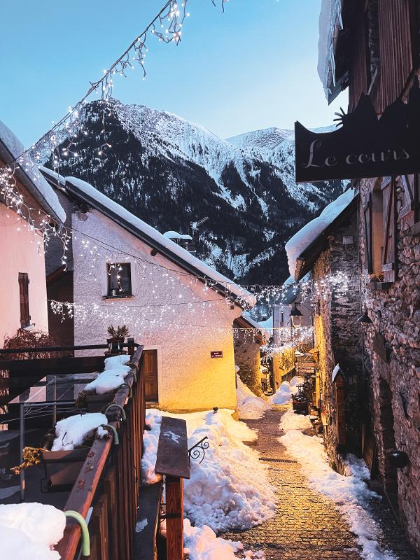 Een besneeuwd straatje op jongeren skivakantie